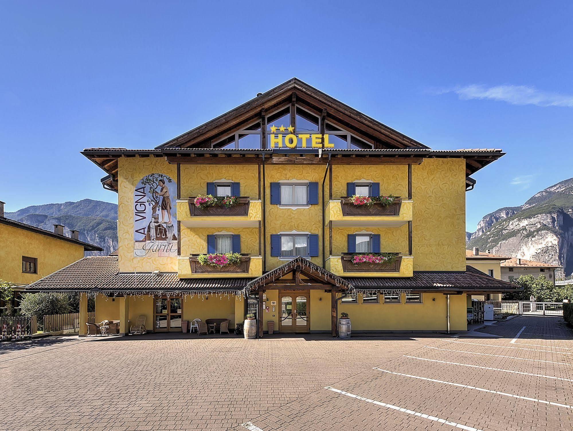 Hotel Garni La Vigna - Adult Friendly San Michele allʼAdige Екстериор снимка